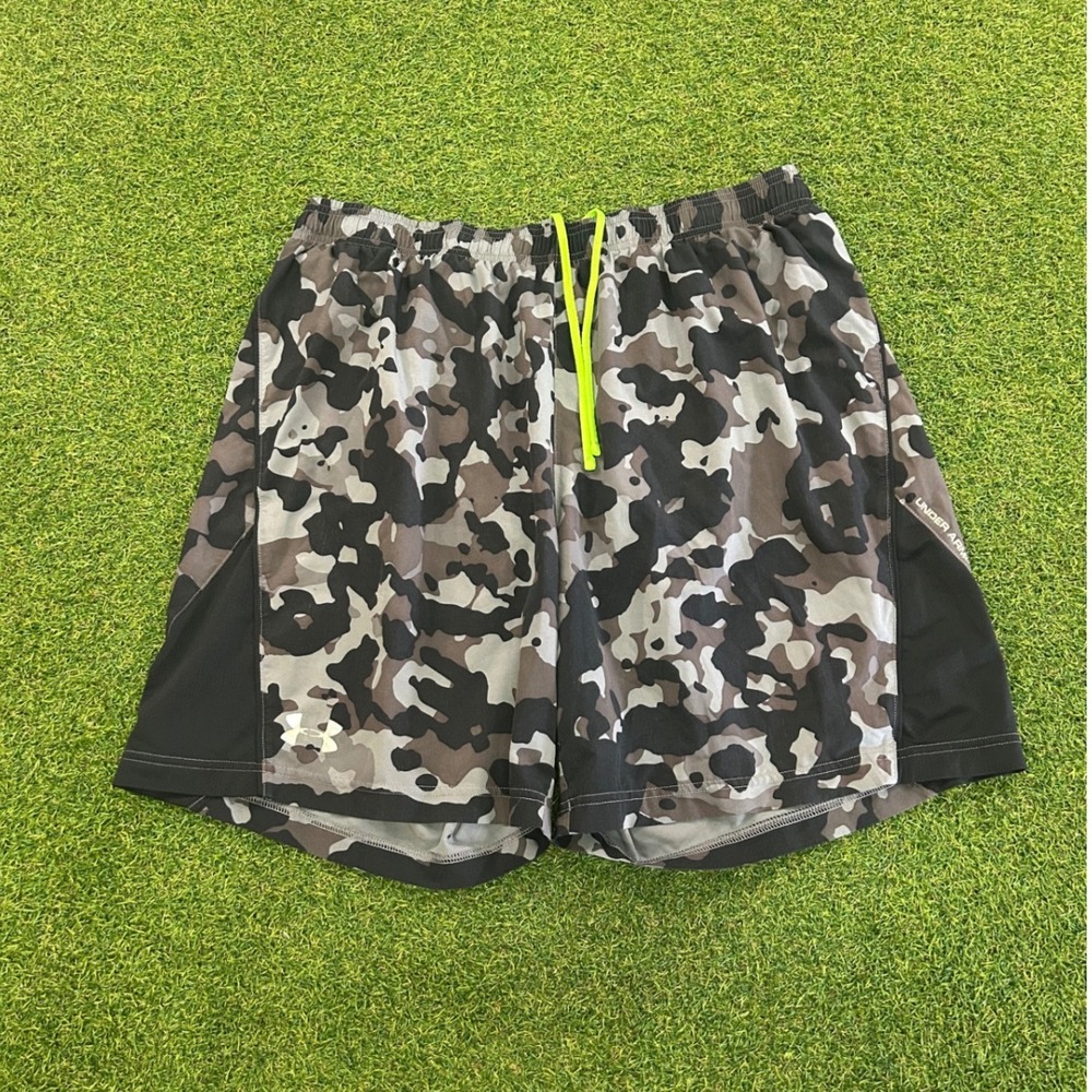 Under Armour Mens XL HeatGear Camo Running Shorts Grey Black Neon Green 7 Inseam